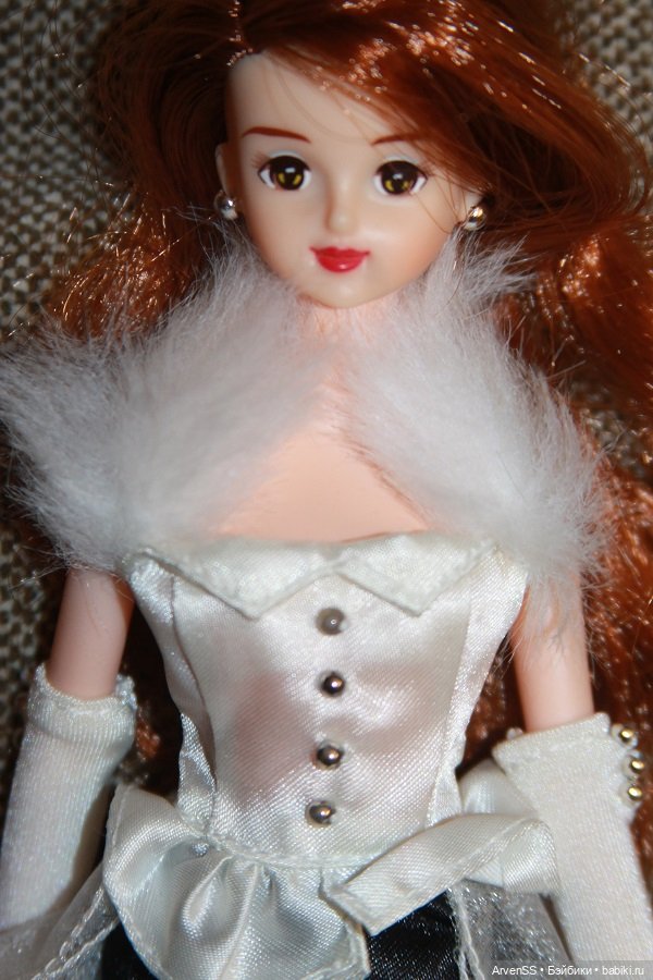 Подружка Дженни Наоми в вечернем наряде (фото 4)