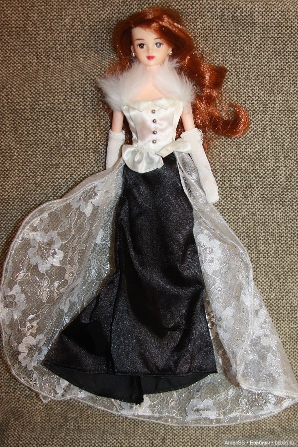 Подружка Дженни Наоми в вечернем наряде (фото 5)