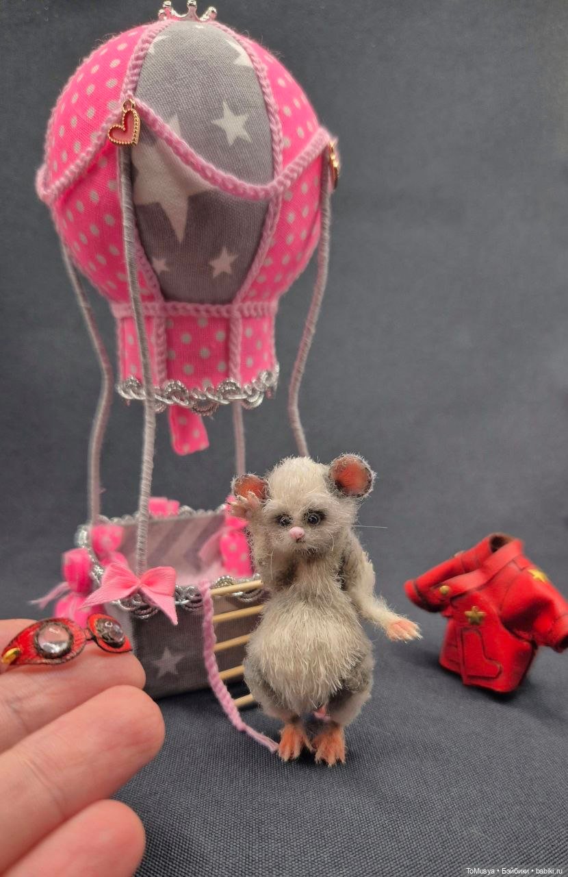 Вязаная мышка-летчица Дусенька Небоедова на воздушном шаре (фото 2)