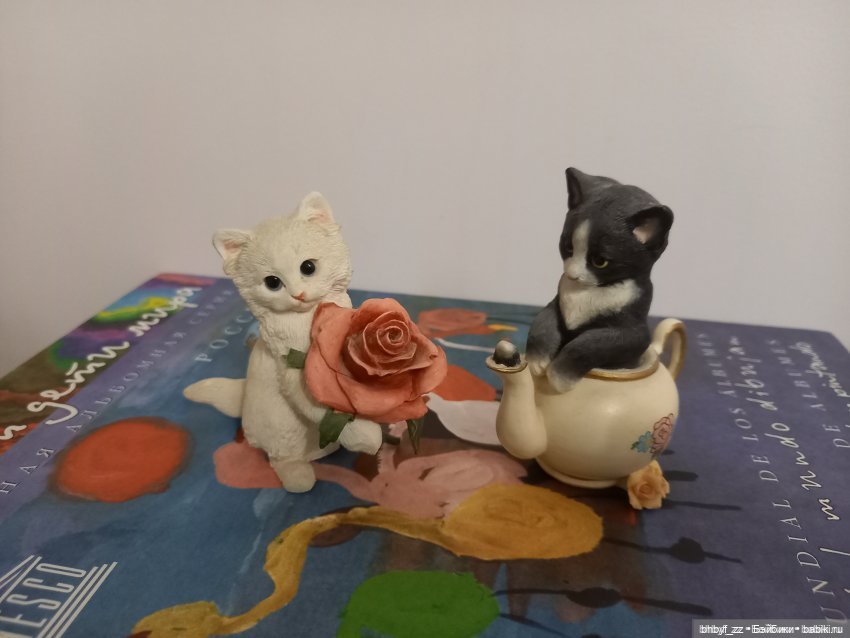 Котята, белый и черный — Статуэтки