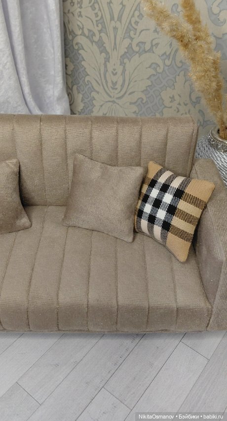 Диван из мебельного велюра для кукол 1:6 (фото 2)