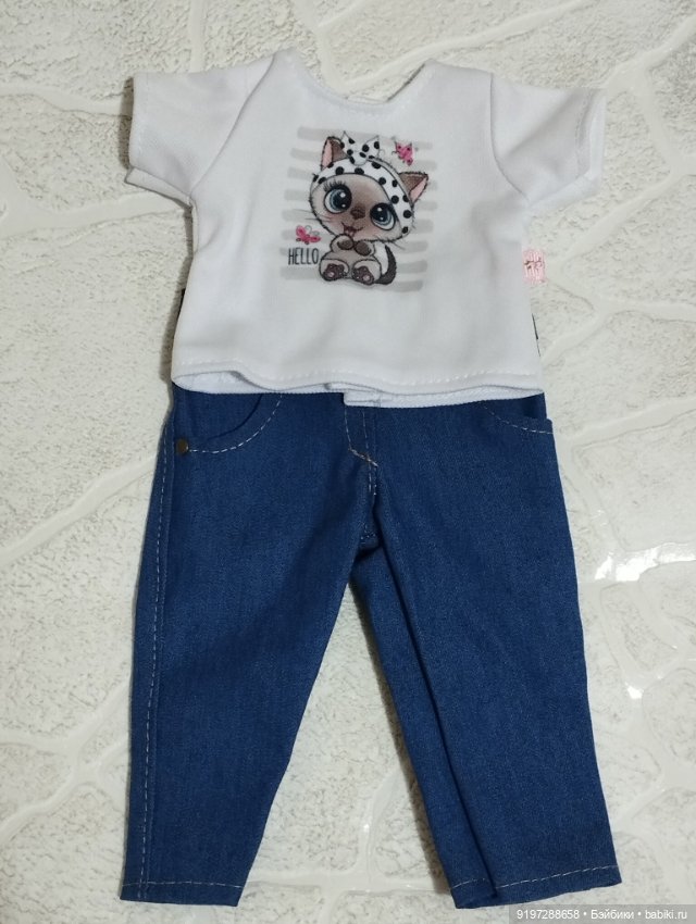 Футболка и джинсы для кармен Гонзалес