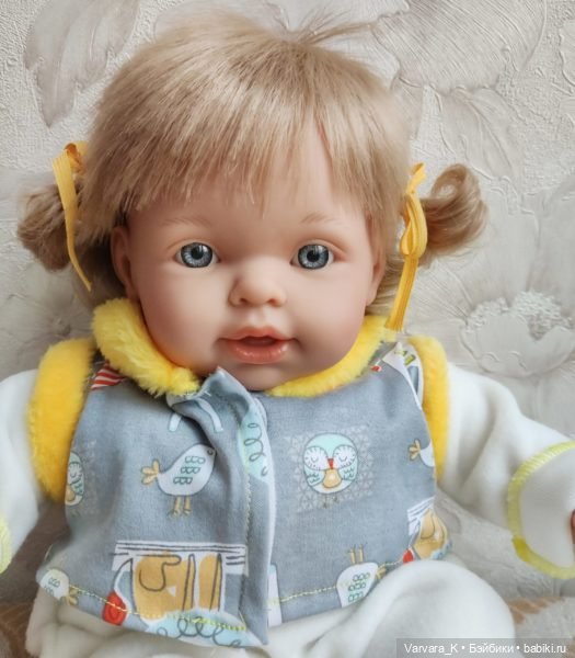 Carmen Gonzalez NILO, мягконабивная кукла НИЛО в комбинезоне, 48 см (фото 2)