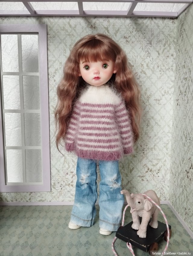 Пушистый свитер оверсайз на кукол формата 1:8/1:6 (фото 2)
