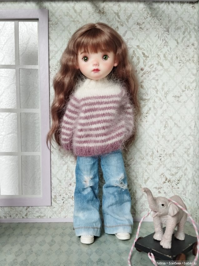 Пушистый свитер оверсайз на кукол формата 1:8/1:6