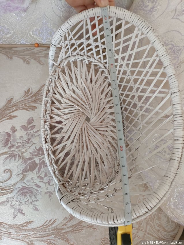 Красивый плетёный диван — Кукольная мебель