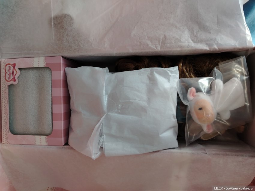 Sugar Сахар Ruby Red Руби Ред в аутфите и парике Скай (фото 5)