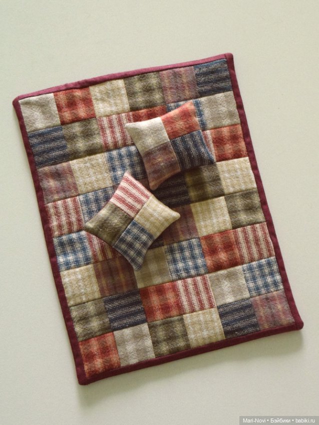 Лоскутное одеяло и подушки для кукол 1/12, 1/10