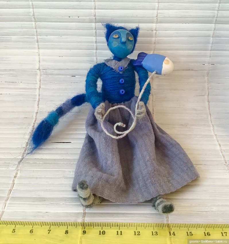 Синяя кошка с синей рыбой