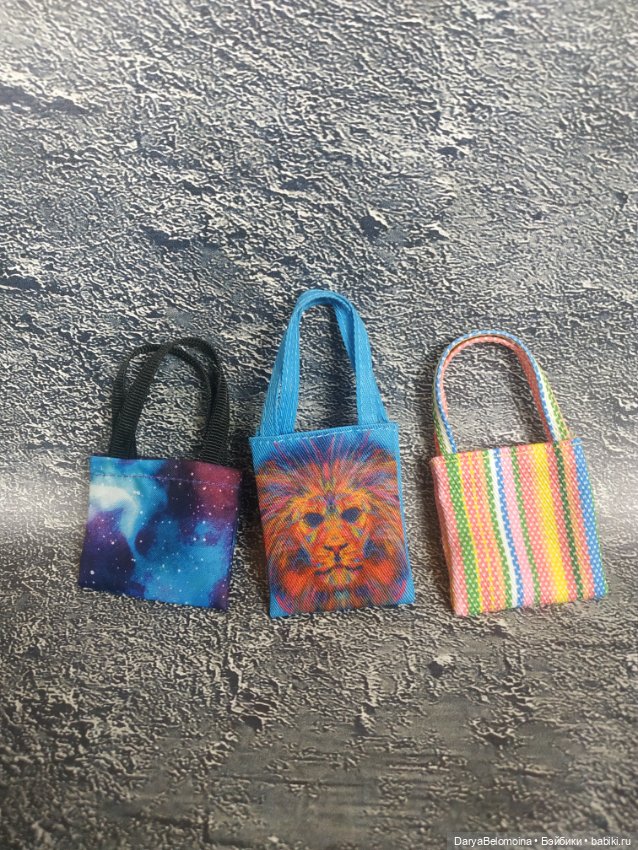 Сумочки и рюкзак для кукол 1/6