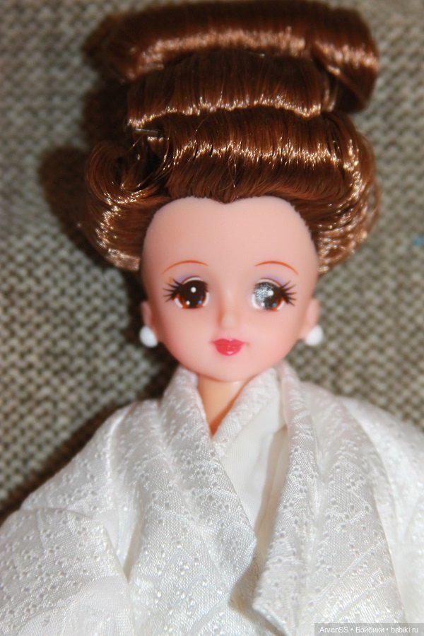 Винтажная Дженни в традиционном свадебном наряде (фото 5)