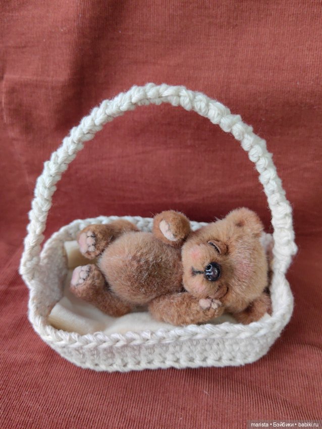 Весенний просыпающийся медвежонок