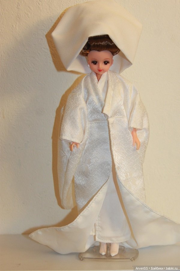 Винтажная Дженни в традиционном свадебном наряде