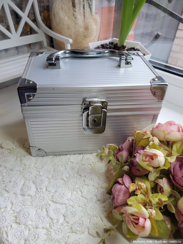 Сундучок, полный нужностей для рукоделия