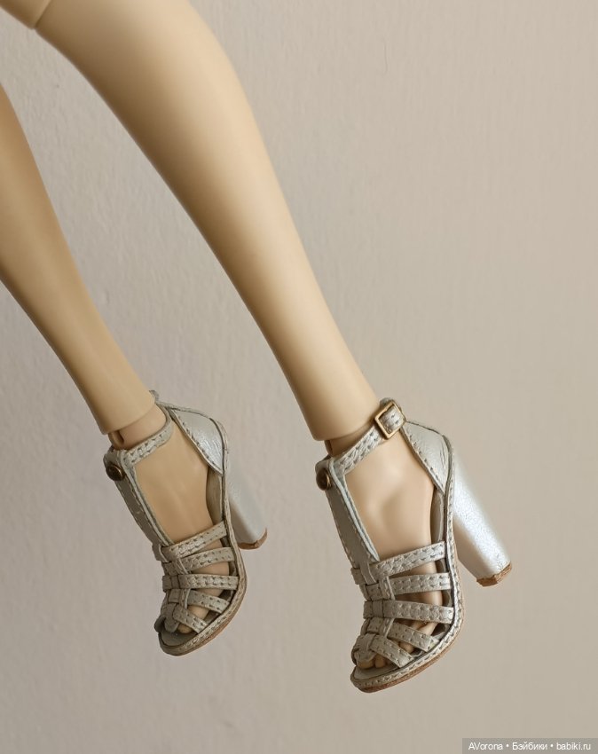 Босоножки из перламутровой кожи на высоком каблуке с плетением (фото 3)