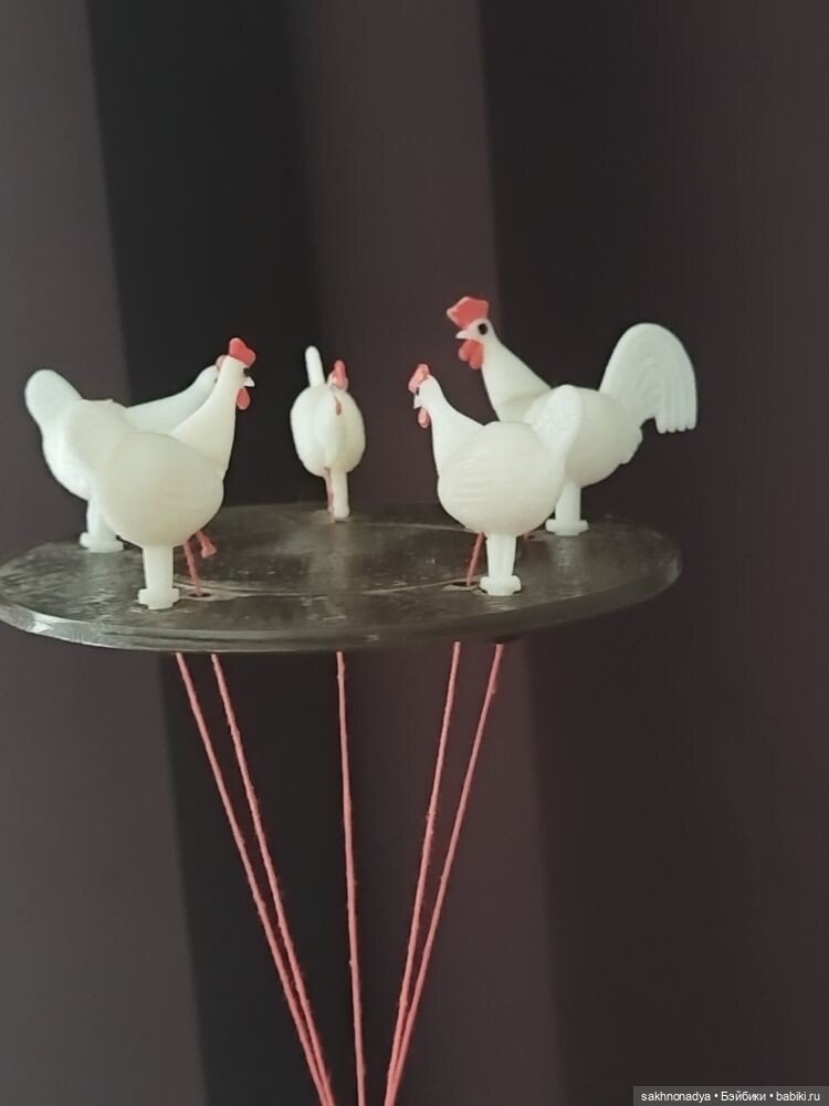 Курочки клюют зерно на кормушке (фото 9)