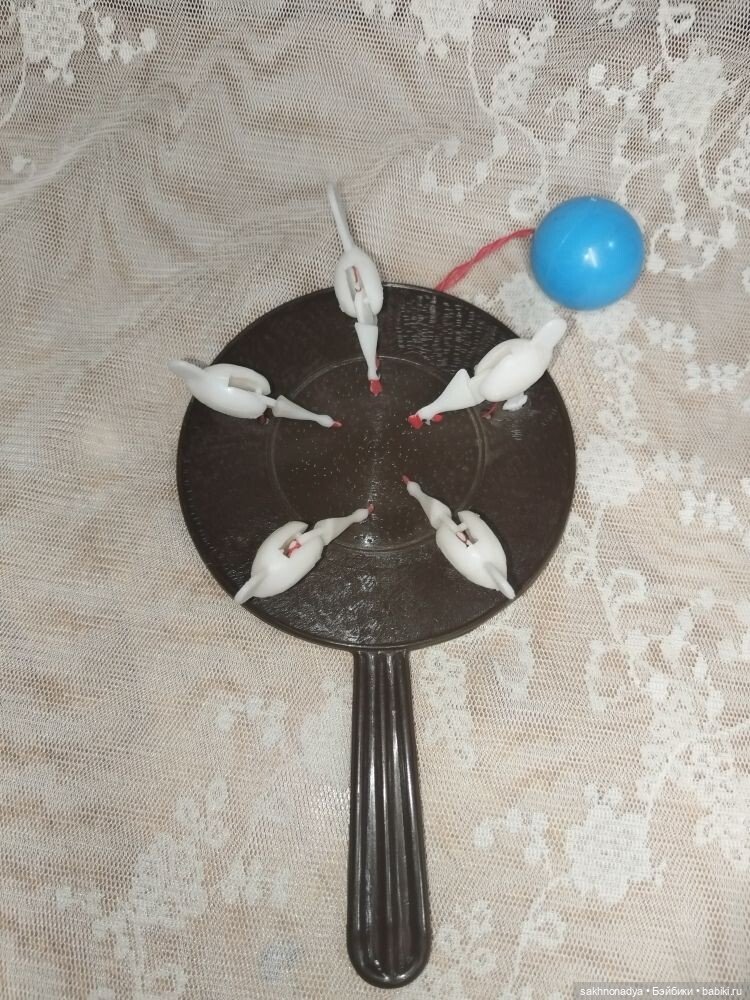 Курочки клюют зерно на кормушке (фото 5)