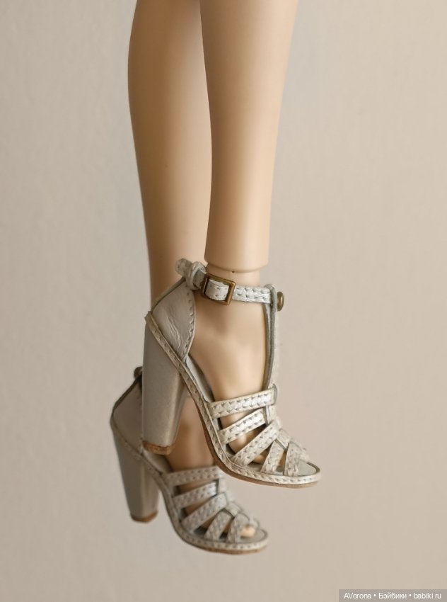 Босоножки из перламутровой кожи на высоком каблуке с плетением