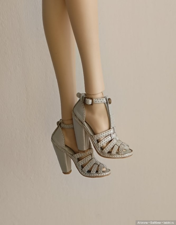 Босоножки из перламутровой кожи на высоком каблуке с плетением (фото 7)
