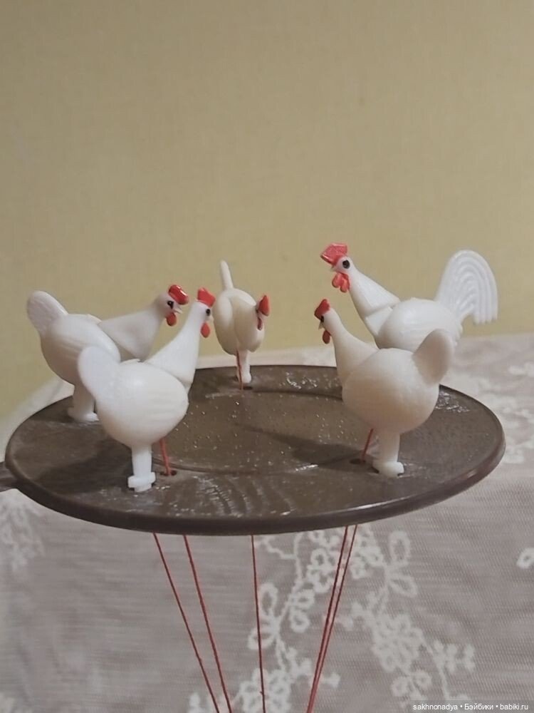 Курочки клюют зерно на кормушке (фото 8)