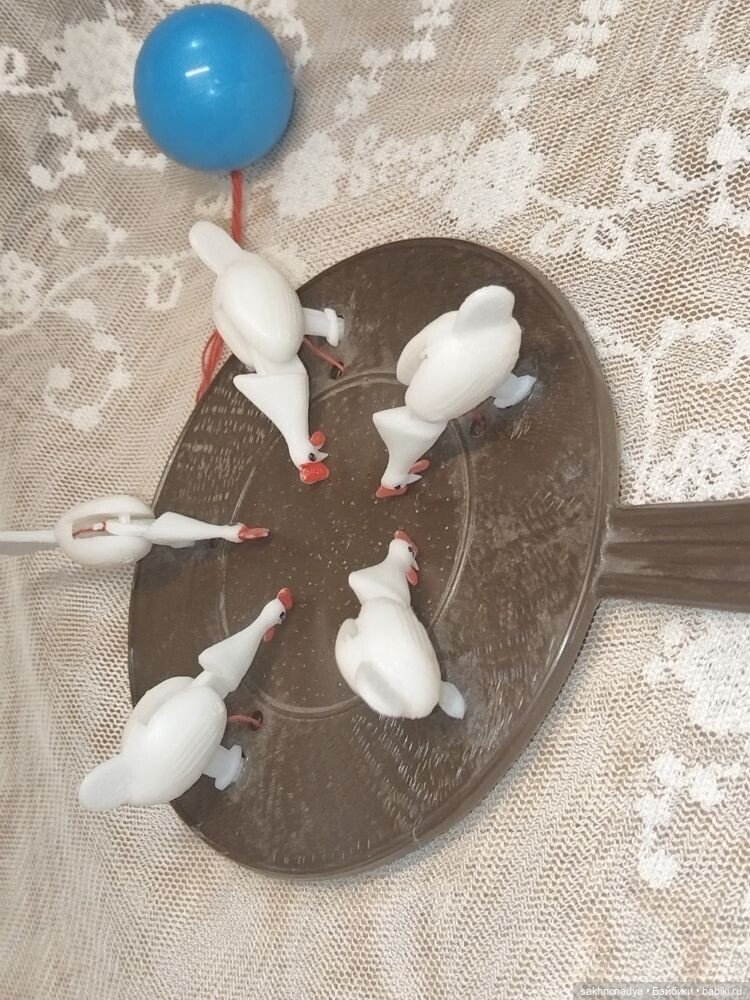 Курочки клюют зерно на кормушке (фото 4)