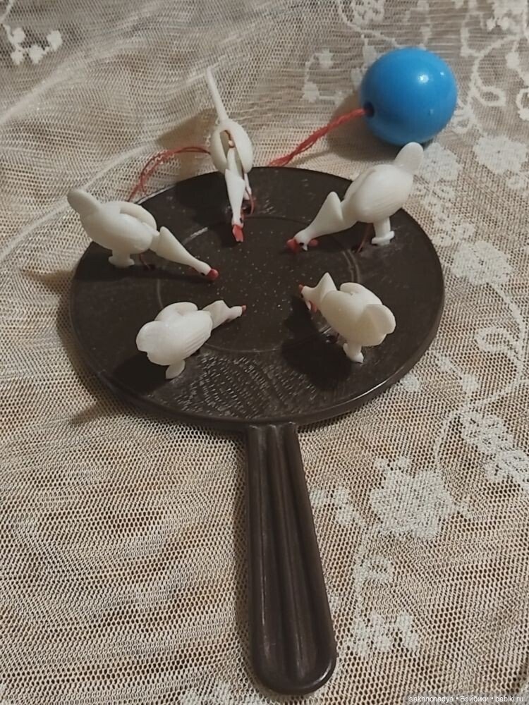 Курочки клюют зерно на кормушке