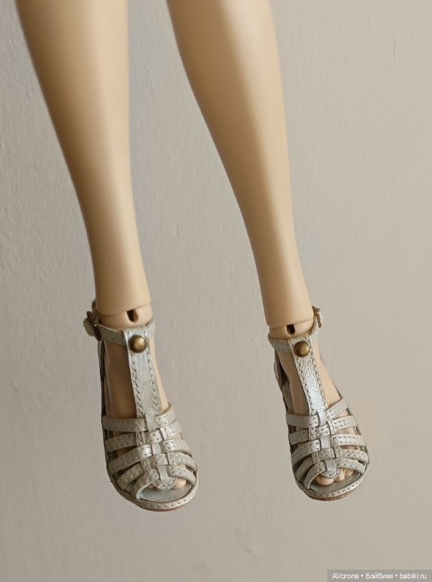 Босоножки из перламутровой кожи на высоком каблуке с плетением (фото 6)
