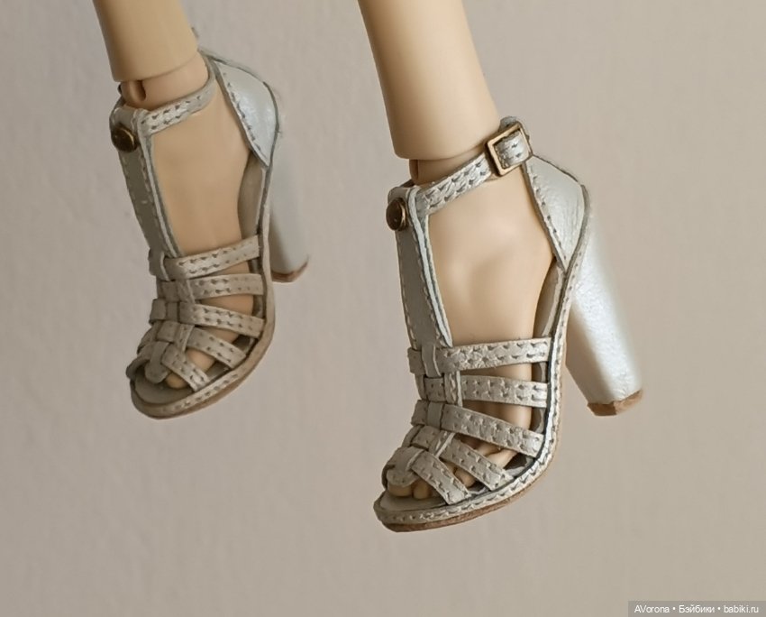 Босоножки из перламутровой кожи на высоком каблуке с плетением (фото 4)