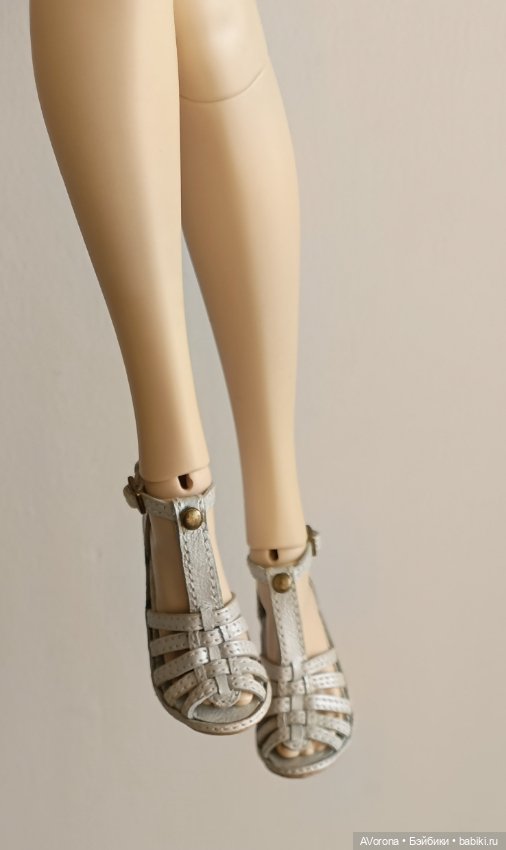 Босоножки из перламутровой кожи на высоком каблуке с плетением (фото 2)