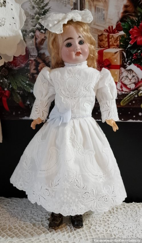 Нарядное чайное батистовое платье для кукол ориентировочно 41-46см роста