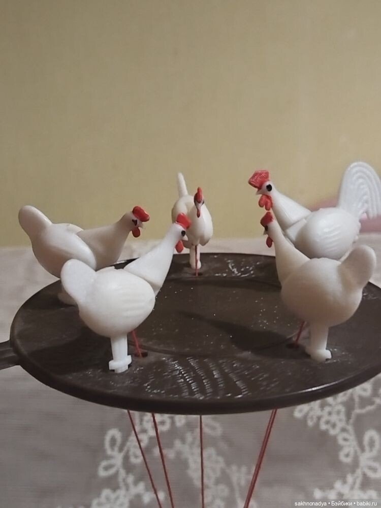 Курочки клюют зерно на кормушке