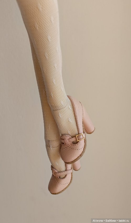 Нежно розовые туфли на высоком обтяжном каблуке