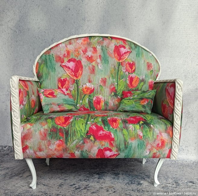 Диван "Тюльпаны". Куклам от 28 до 35 см