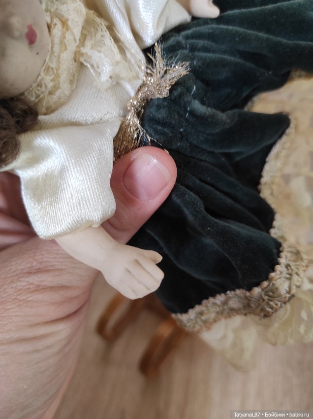 Кукла фарфор и плетеные сани (фото 3)