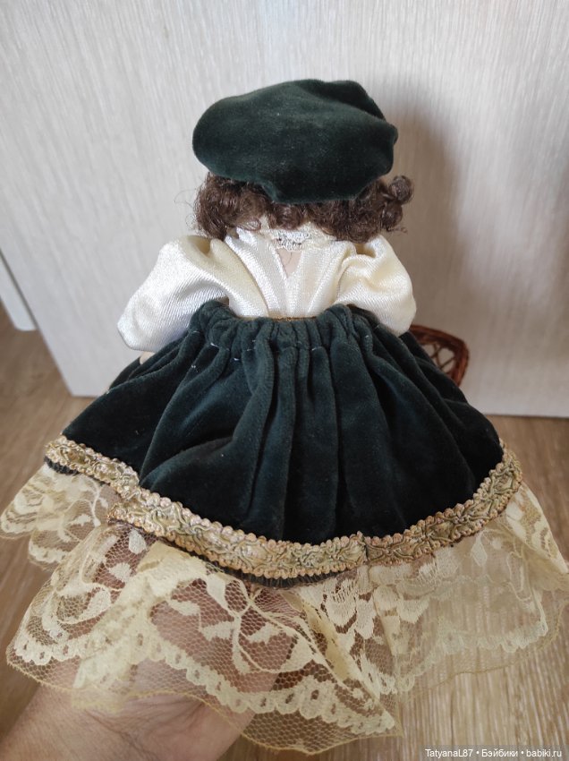 Кукла фарфор и плетеные сани (фото 5)