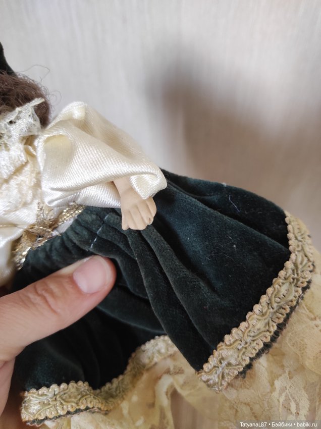 Кукла фарфор и плетеные сани (фото 2)