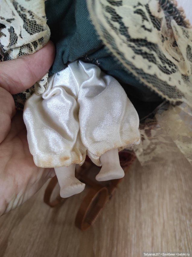Кукла фарфор и плетеные сани (фото 4)