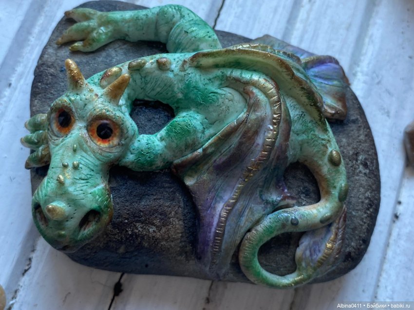 Дракон отдыхающий на камешке (фото 3)