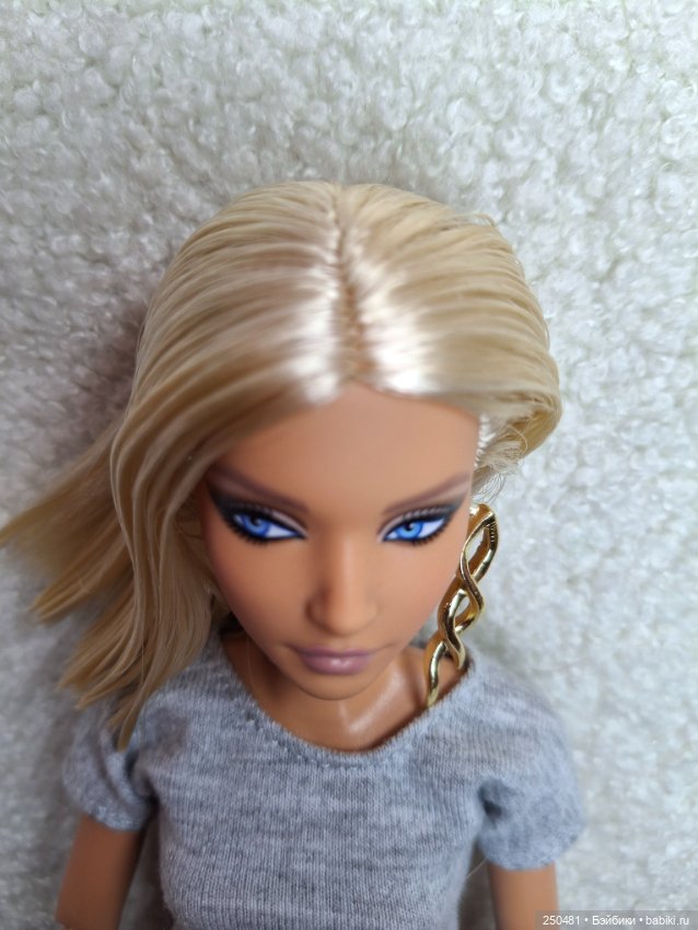 Коллекционная шарнирная Барби Barbie Styled By Maeve Reilly