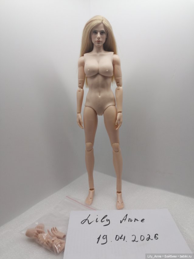 Аврил Лавин на теле ThreeQ