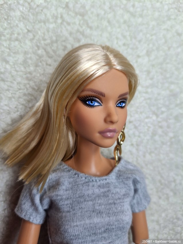 Коллекционная шарнирная Барби Barbie Styled By Maeve Reilly (фото 6)