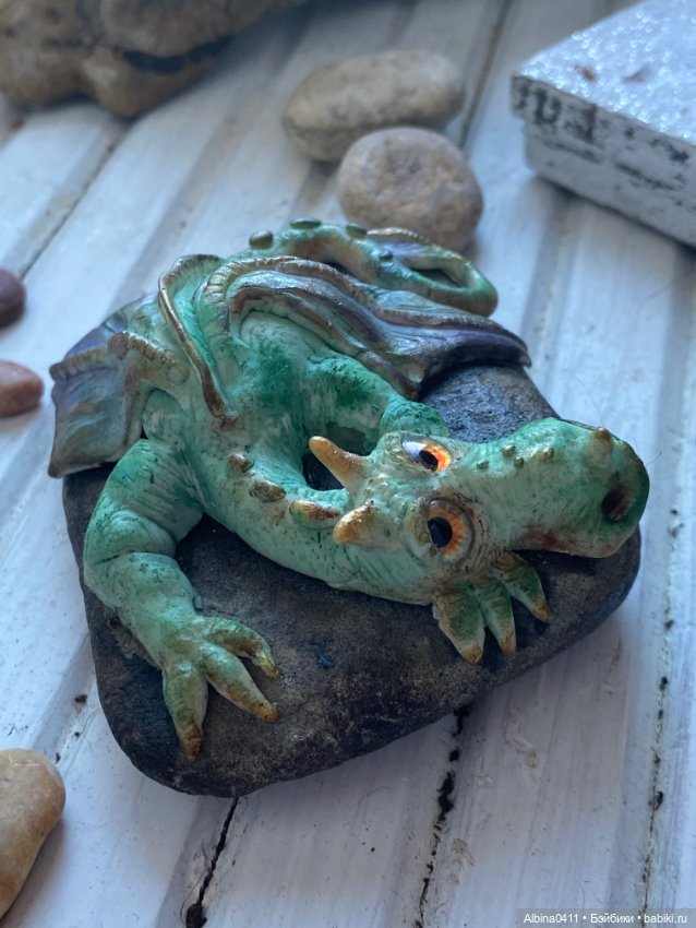 Дракон отдыхающий на камешке (фото 2)