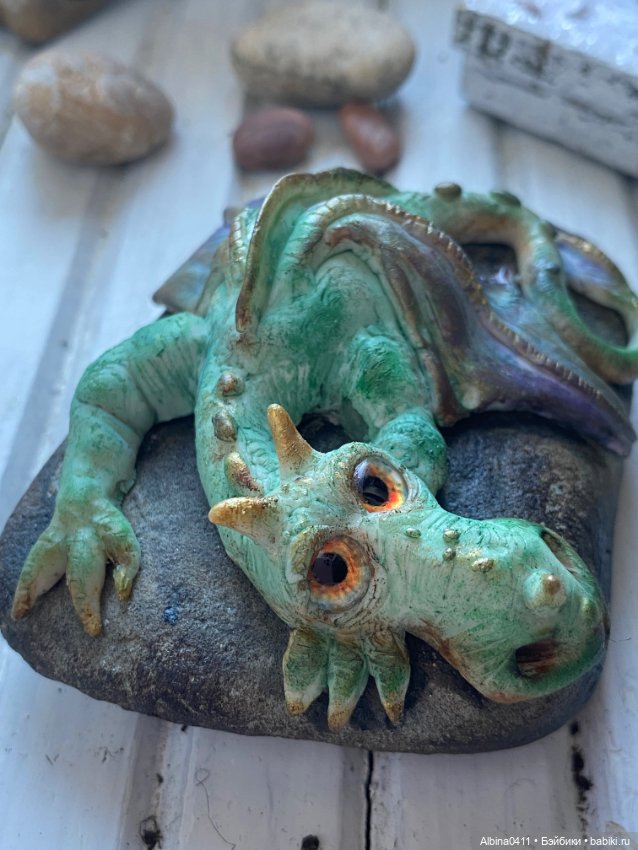 Дракон отдыхающий на камешке (фото 5)