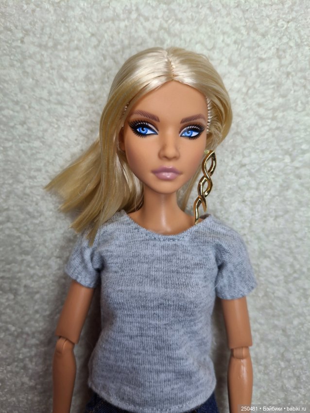 Коллекционная шарнирная Барби Barbie Styled By Maeve Reilly (фото 10)
