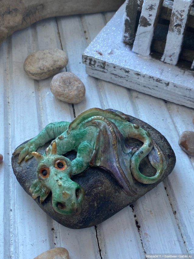 Дракон отдыхающий на камешке (фото 6)