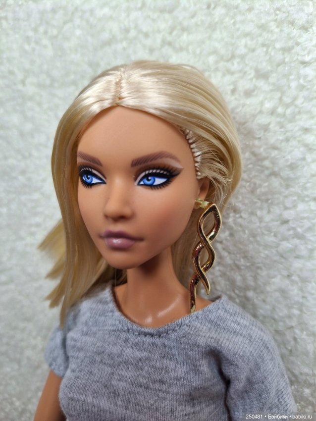 Коллекционная шарнирная Барби Barbie Styled By Maeve Reilly