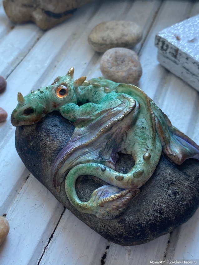 Дракон отдыхающий на камешке