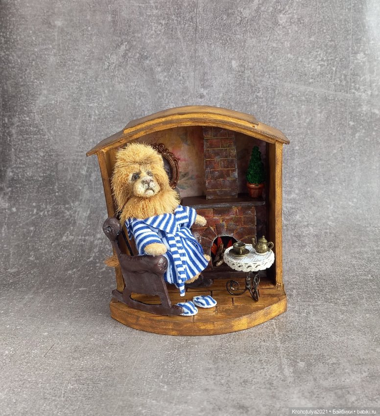Миниатюрный лев в кресле — Авторские игрушки