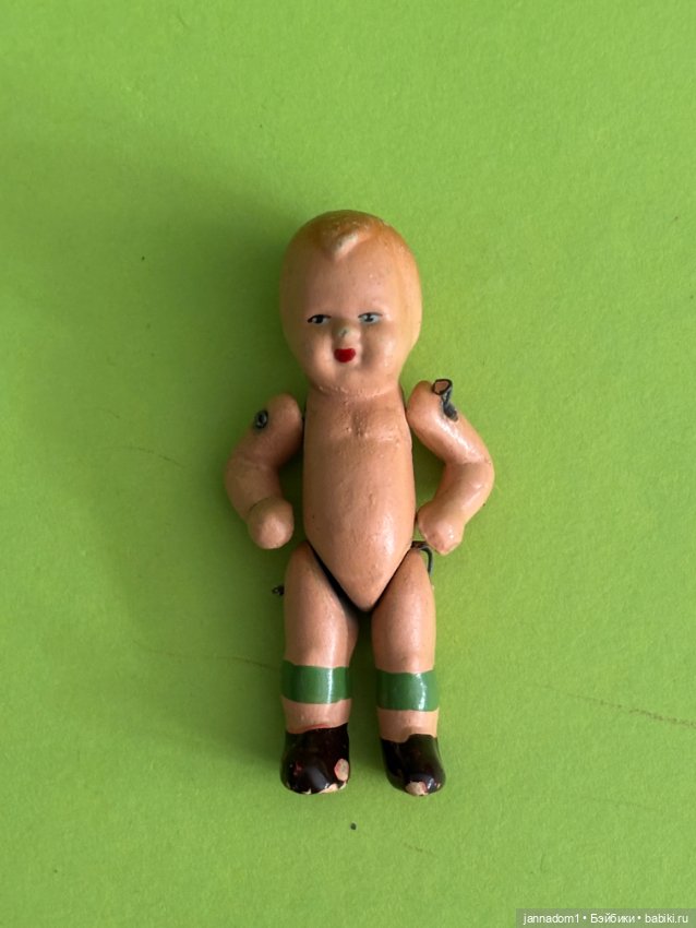 Фарфоровая куколка Edi с рельефными волосами, высота 7,5 см