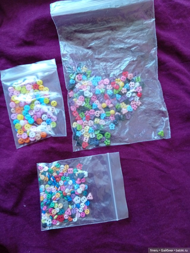 Много маленьких пуговиц для пошива платьев куклам, маленькие кнопки, заклепки